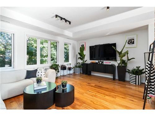 25-405 Plains Road E, Burlington, ON - Indoor Photo Showing Living Room