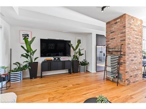 25-405 Plains Road E, Burlington, ON - Indoor Photo Showing Living Room