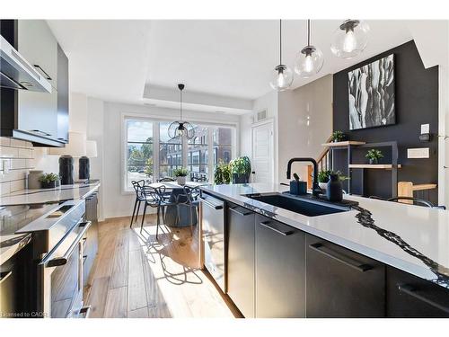 25-405 Plains Road E, Burlington, ON - Indoor Photo Showing Kitchen With Upgraded Kitchen