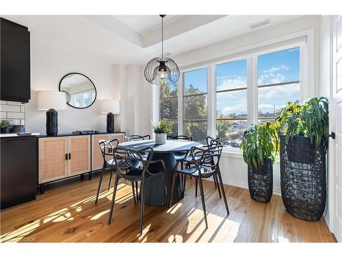 25-405 Plains Road E, Burlington, ON - Indoor Photo Showing Dining Room