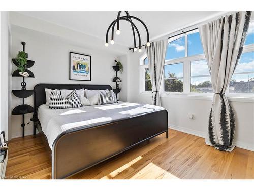 25-405 Plains Road E, Burlington, ON - Indoor Photo Showing Bedroom