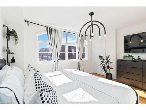 25-405 Plains Road E, Burlington, ON - Indoor Photo Showing Bedroom