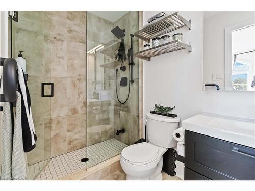 25-405 Plains Road E, Burlington, ON - Indoor Photo Showing Bathroom
