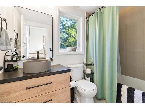 25-405 Plains Road E, Burlington, ON - Indoor Photo Showing Bathroom