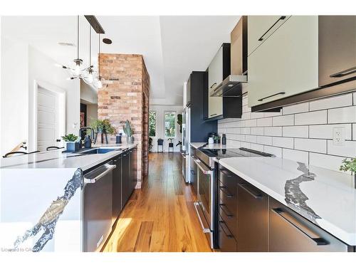 25-405 Plains Road E, Burlington, ON - Indoor Photo Showing Kitchen With Upgraded Kitchen