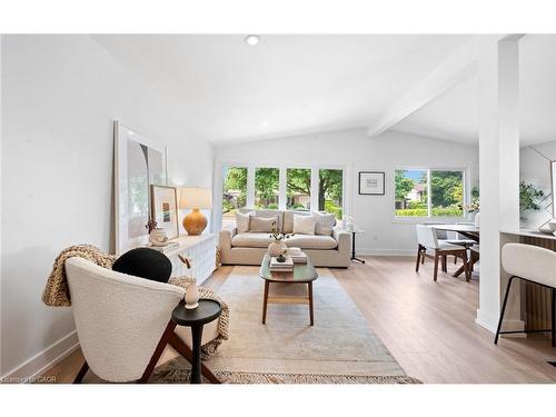 105 Lilacside Drive, Hamilton, ON - Indoor Photo Showing Living Room