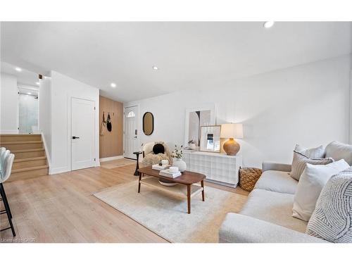 105 Lilacside Drive, Hamilton, ON - Indoor Photo Showing Living Room