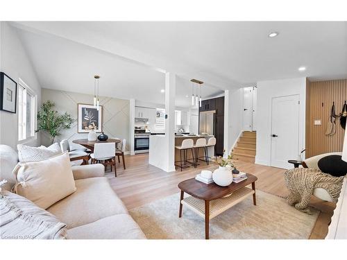 105 Lilacside Drive, Hamilton, ON - Indoor Photo Showing Living Room