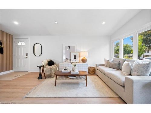 105 Lilacside Drive, Hamilton, ON - Indoor Photo Showing Living Room