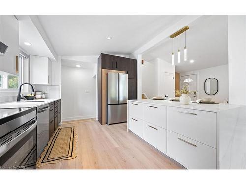 105 Lilacside Drive, Hamilton, ON - Indoor Photo Showing Kitchen With Upgraded Kitchen