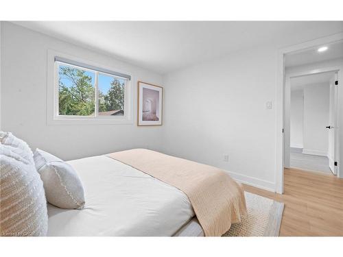 105 Lilacside Drive, Hamilton, ON - Indoor Photo Showing Bedroom