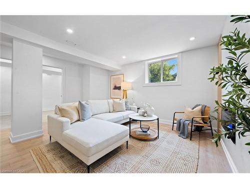 105 Lilacside Drive, Hamilton, ON - Indoor Photo Showing Living Room