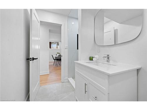 105 Lilacside Drive, Hamilton, ON - Indoor Photo Showing Bathroom