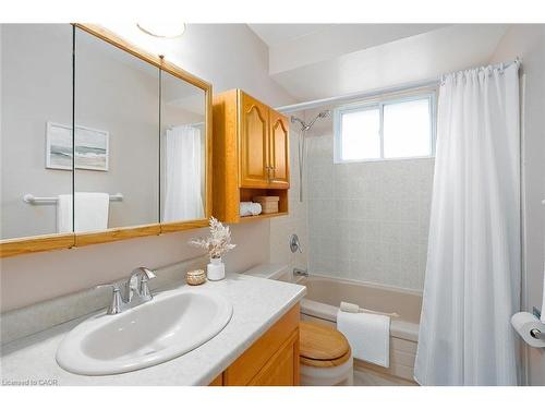 177 Lavina Crescent, Hamilton, ON - Indoor Photo Showing Bathroom