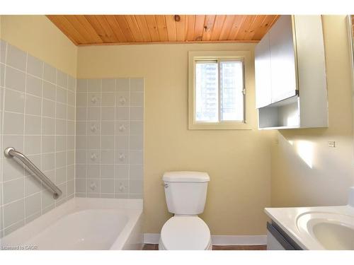 185 Market Street, Hamilton, ON - Indoor Photo Showing Bathroom