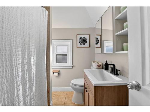 56 Francis Street, Hamilton, ON - Indoor Photo Showing Bathroom