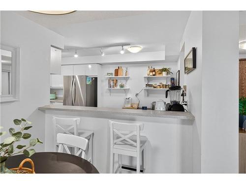 811-1276 Maple Crossing Boulevard, Burlington, ON - Indoor