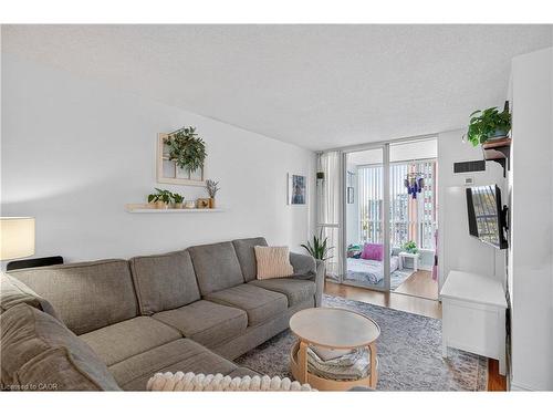 811-1276 Maple Crossing Boulevard, Burlington, ON - Indoor Photo Showing Living Room