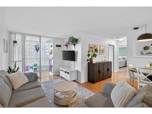 811-1276 Maple Crossing Boulevard, Burlington, ON - Indoor Photo Showing Living Room