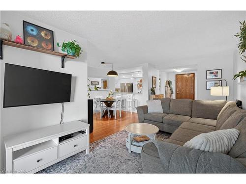 811-1276 Maple Crossing Boulevard, Burlington, ON - Indoor Photo Showing Living Room