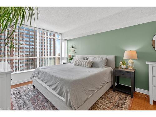 811-1276 Maple Crossing Boulevard, Burlington, ON - Indoor Photo Showing Bedroom