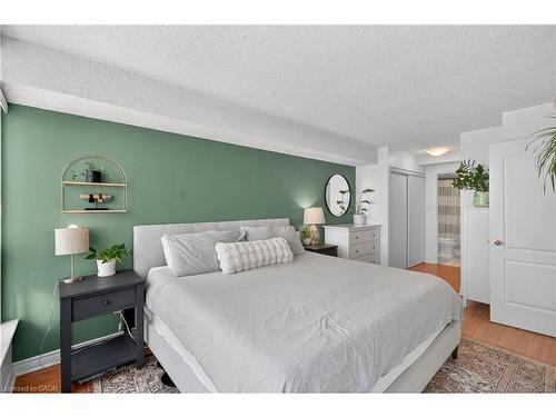 811-1276 Maple Crossing Boulevard, Burlington, ON - Indoor Photo Showing Bedroom