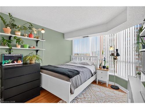 811-1276 Maple Crossing Boulevard, Burlington, ON - Indoor Photo Showing Bedroom
