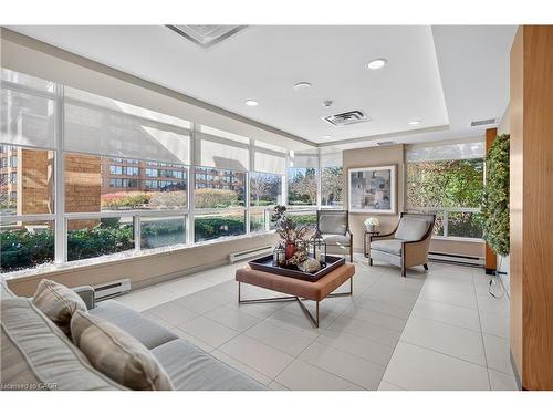 811-1276 Maple Crossing Boulevard, Burlington, ON - Indoor