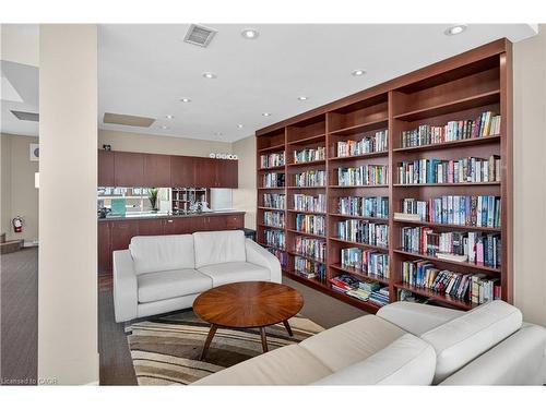 811-1276 Maple Crossing Boulevard, Burlington, ON - Indoor