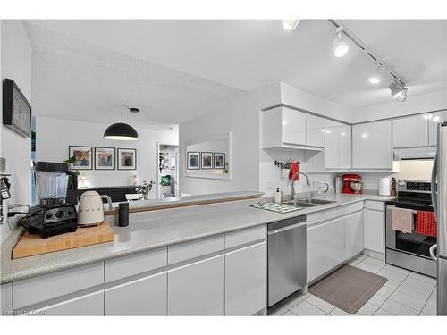 811-1276 Maple Crossing Boulevard, Burlington, ON - Indoor Photo Showing Kitchen