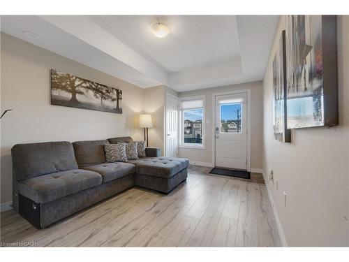 E7-70 Willowrun Drive, Kitchener, ON - Indoor Photo Showing Living Room