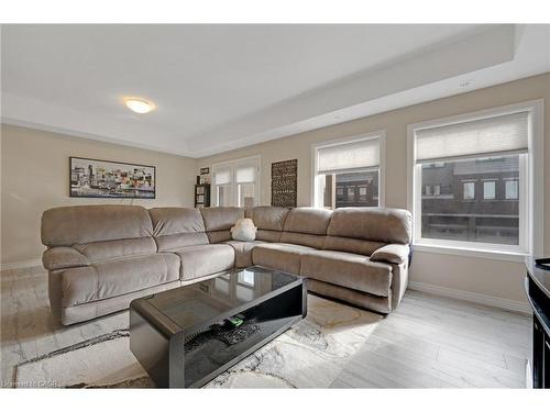 E7-70 Willowrun Drive, Kitchener, ON - Indoor Photo Showing Living Room