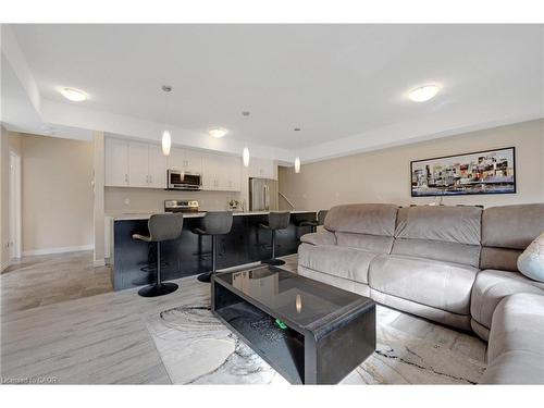 E7-70 Willowrun Drive, Kitchener, ON - Indoor Photo Showing Living Room
