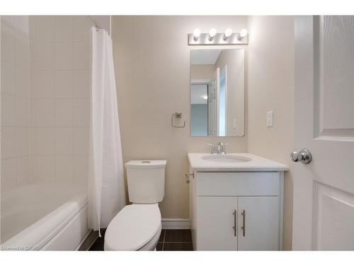 E7-70 Willowrun Drive, Kitchener, ON - Indoor Photo Showing Bathroom