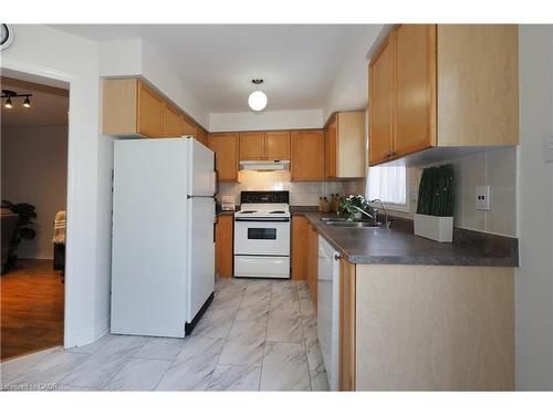 127 Essex Point Drive, Cambridge, ON - Indoor Photo Showing Kitchen