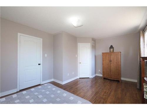 127 Essex Point Drive, Cambridge, ON - Indoor Photo Showing Bedroom