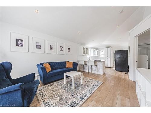 258 West 19Th Street, Hamilton, ON - Indoor Photo Showing Living Room