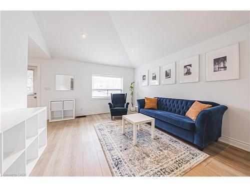 258 West 19Th Street, Hamilton, ON - Indoor Photo Showing Living Room