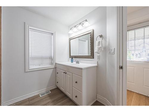 258 West 19Th Street, Hamilton, ON - Indoor Photo Showing Bathroom
