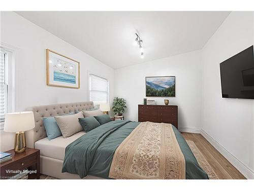 258 West 19Th Street, Hamilton, ON - Indoor Photo Showing Bedroom