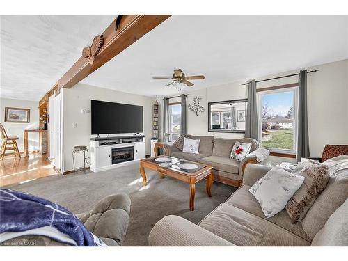 43290 Pettit Road, Wainfleet, ON - Indoor Photo Showing Living Room