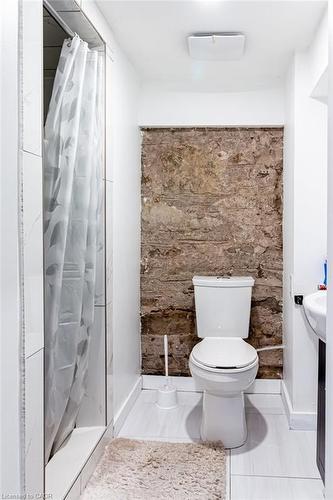 34 Holton Avenue S, Hamilton, ON - Indoor Photo Showing Bathroom