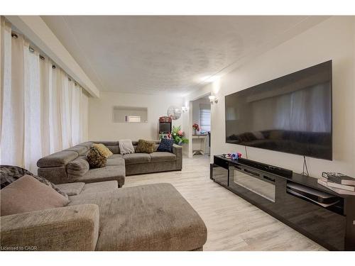 31 Bonfair Court, Kitchener, ON - Indoor Photo Showing Living Room