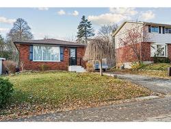 16 Green Meadow Way  Dundas, ON L9H 3Z3