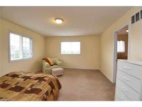 49-7 Southside Place, Hamilton, ON - Indoor Photo Showing Bedroom