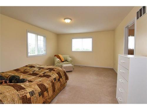49-7 Southside Place, Hamilton, ON - Indoor Photo Showing Bedroom