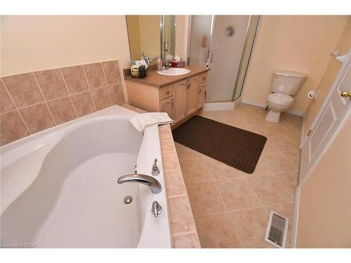 49-7 Southside Place, Hamilton, ON - Indoor Photo Showing Bathroom