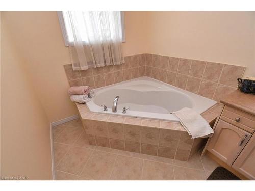 49-7 Southside Place, Hamilton, ON - Indoor Photo Showing Bathroom