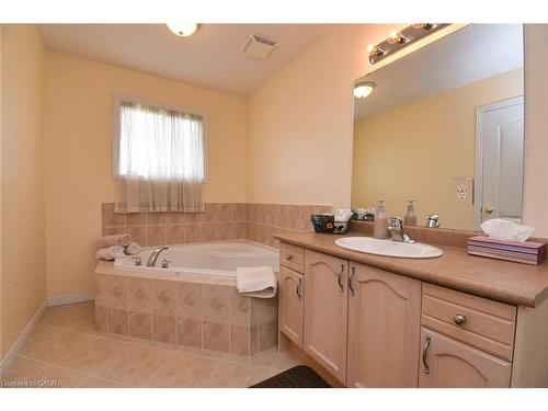 49-7 Southside Place, Hamilton, ON - Indoor Photo Showing Bathroom