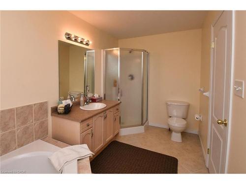 49-7 Southside Place, Hamilton, ON - Indoor Photo Showing Bathroom
